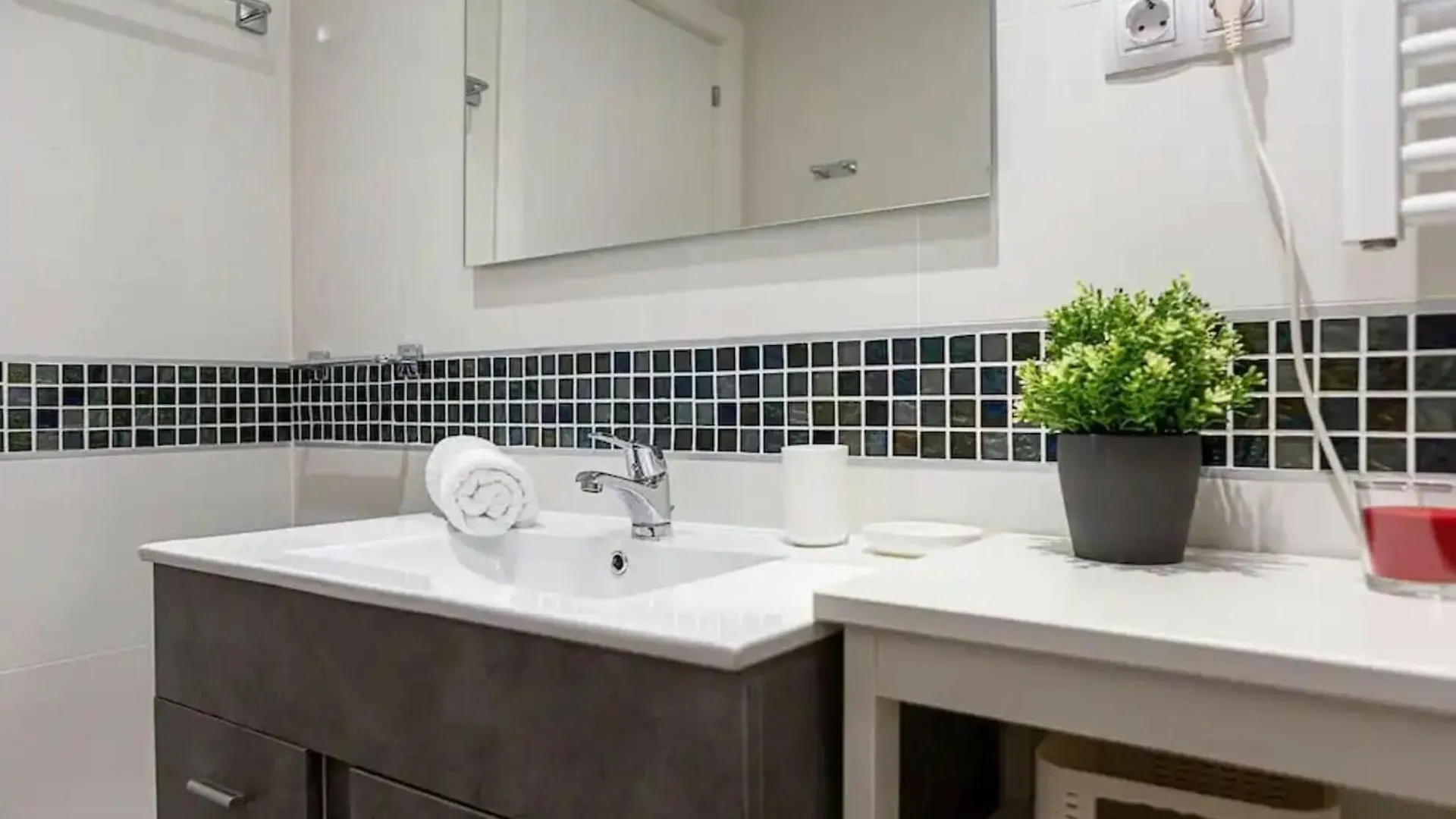 2Bedroom Duplex In Hortaleza Near Metro Madrid 0*,  Spanien